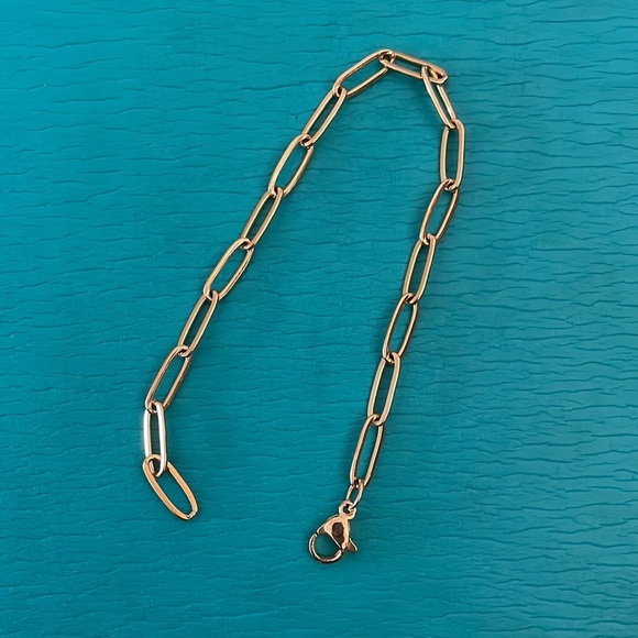 Gold plated paperclip chain bracket. - Picture 1 of 6